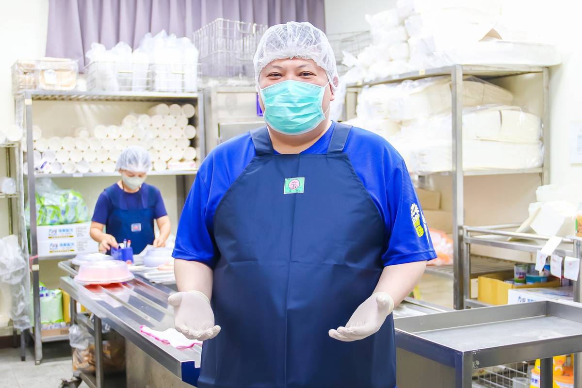 出外用餐，可以觀察料理者的裝備是否符合規定：料理時須戴衛生帽及口罩，帽子需要不露出頭髮，並穿著圍裙、工作鞋。