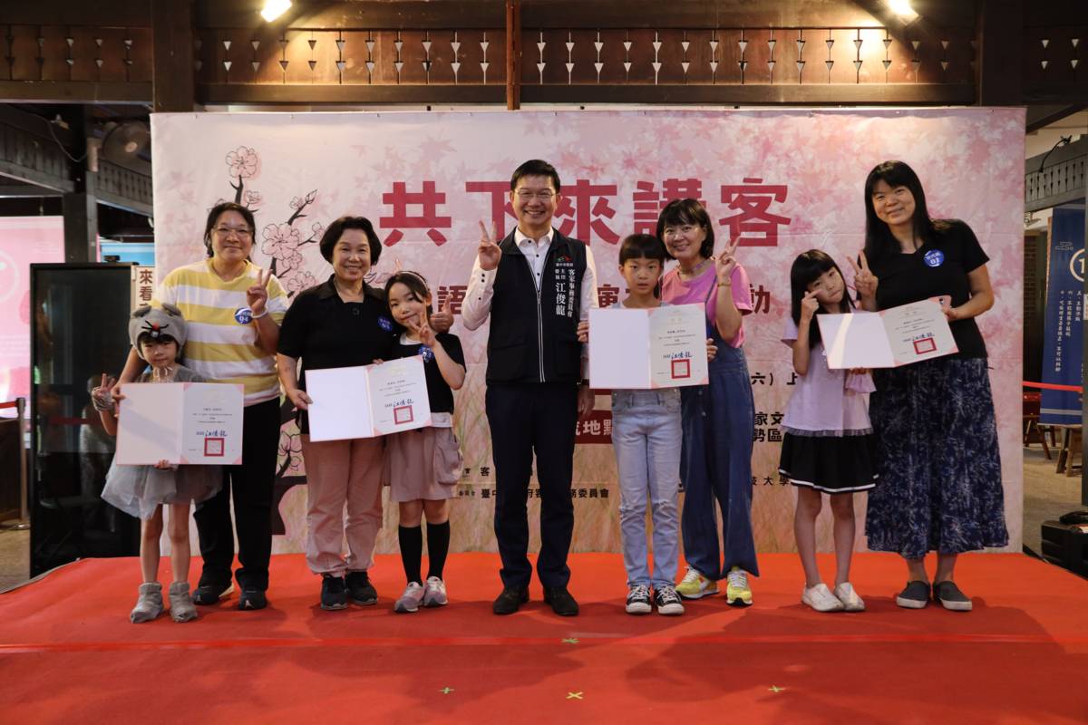（右二組）林怡姍與張萁羽獲得世代組特優（圖源：臺中市客委會）