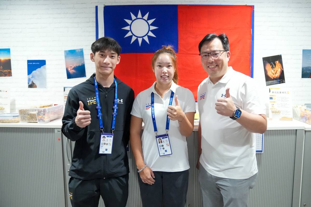 教育部體育署鄭世忠署長（右1）公布2025萊茵魯爾世大運掌旗官名單，由女子網球選手楊亞依（中）及男子擊劍選手陳弈通（左1）掌旗入場。(體育署提供)