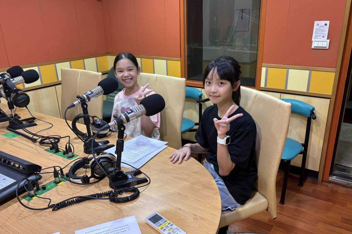 民富國小學生程裔甯、游芮希練習播報新聞。