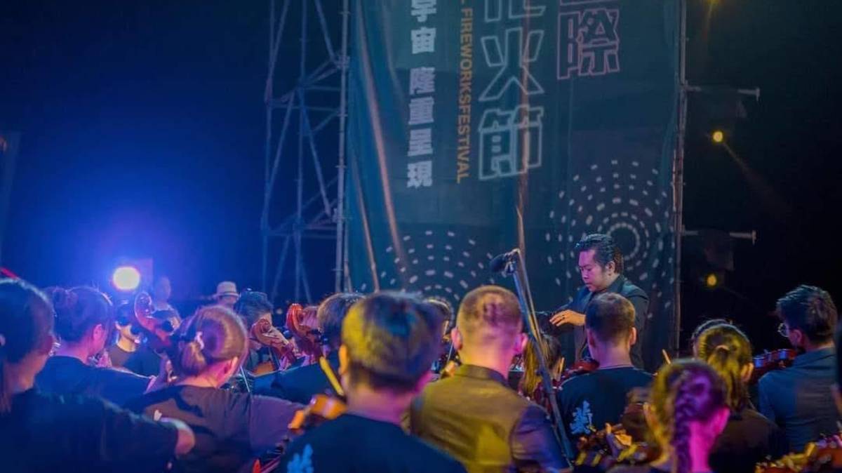 柯主任與表演團隊連續多年參與澎湖縣國際花火節的製作及演出