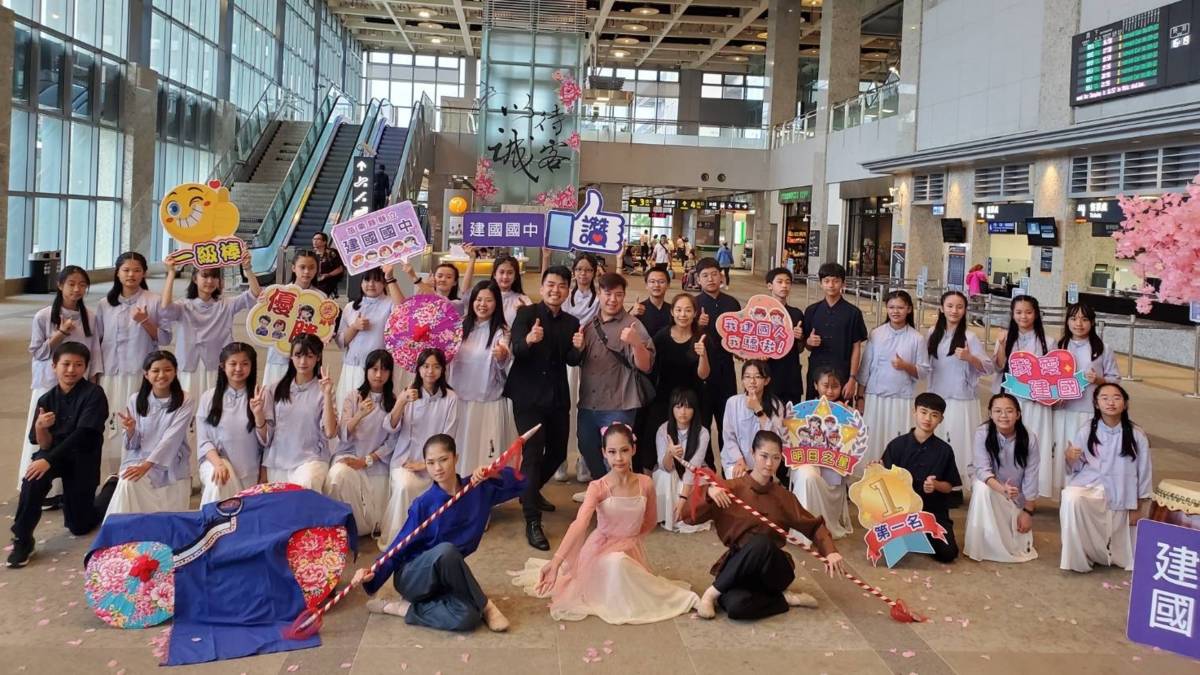 建國國中合唱團苗栗高鐵站快閃表演
