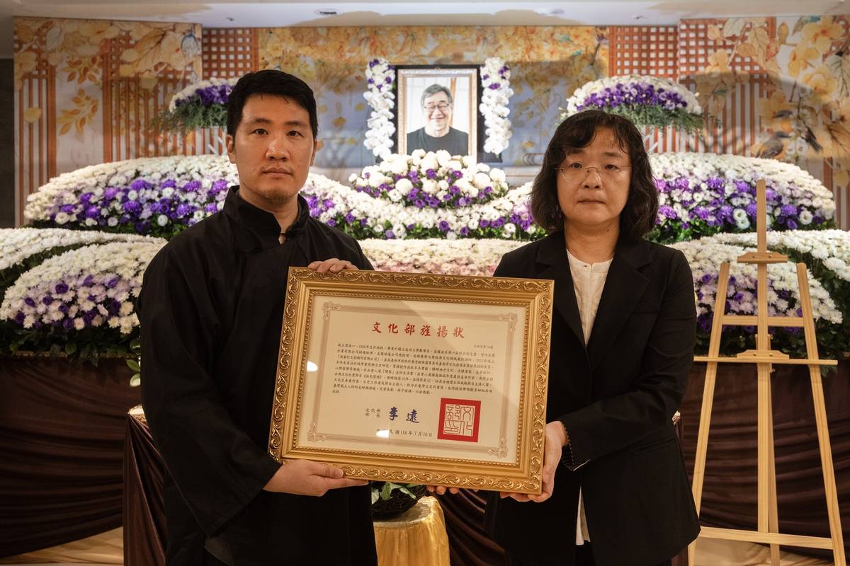 文化部常務次長徐宜君（右）頒贈文化部旌揚狀，由王浩一之子王柏舜代表受贈。(文化部提供)