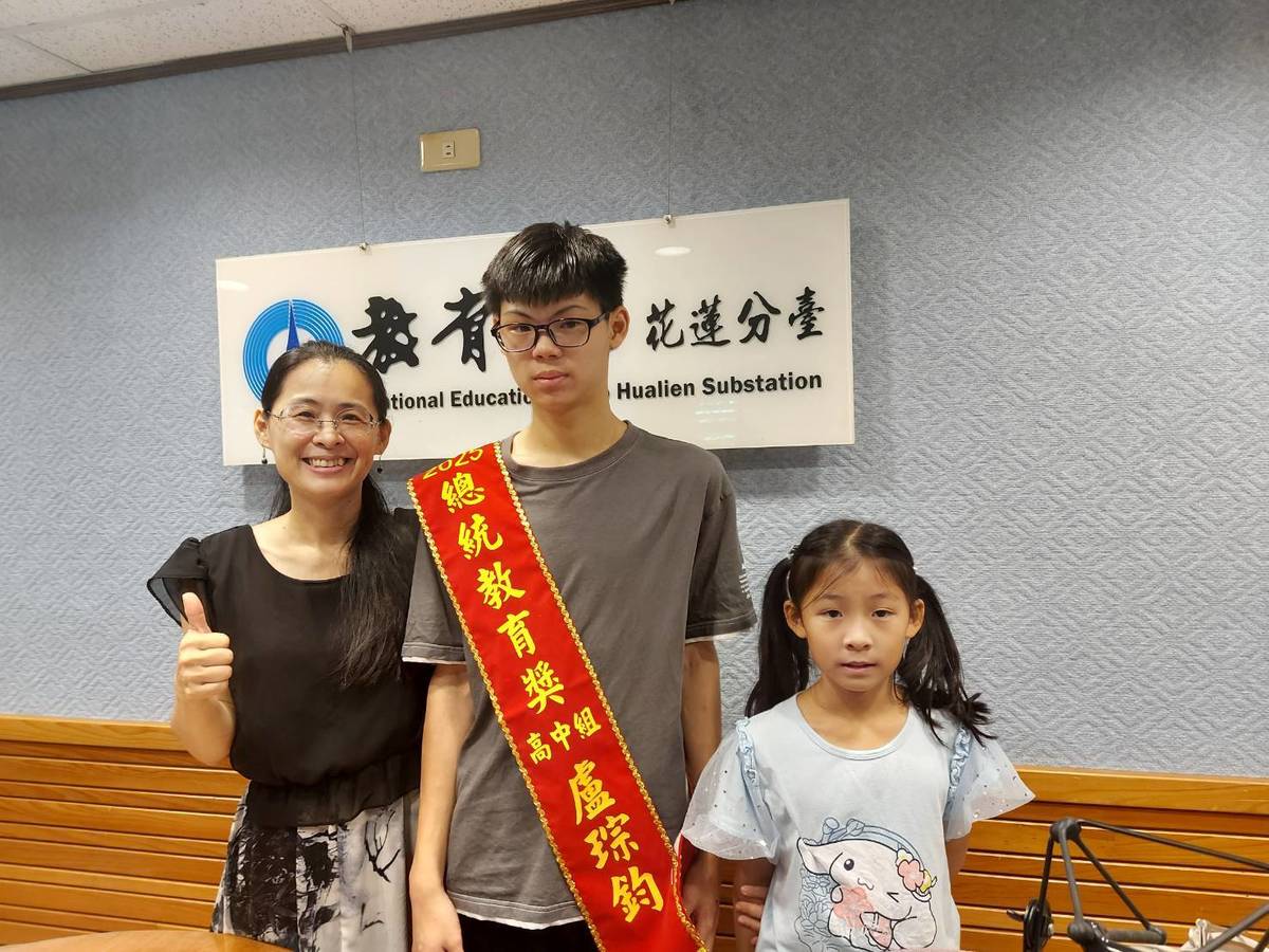 盧琮鈞榮獲2025年總統教育獎
訪國立花蓮高農門市服務科一年級學生盧琮鈞，及媽媽張惠雯老師.妹妹
分享得獎喜悅,恭喜