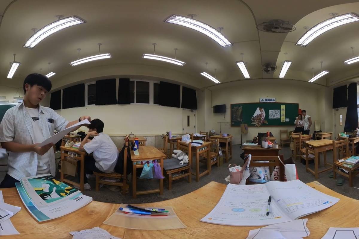 復興高中運用VR沉浸式影像技術，讓學生能透過第一人稱視角，置身於真實校園情境中