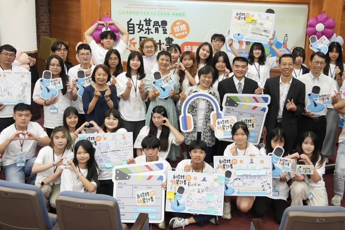 移民署辦理「114年新住民子女多元文化培育營-媒體體驗」結業式暨成果發表會，所有參與學員手持團隊創作之「自媒體新星計畫」進行合影(照片來源:移民署)