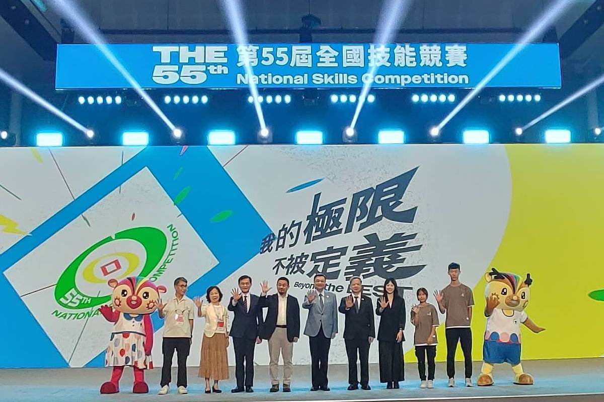 開幕式大合照 (中)為卓榮泰院長(左三)為教育部技職司司長楊玉惠