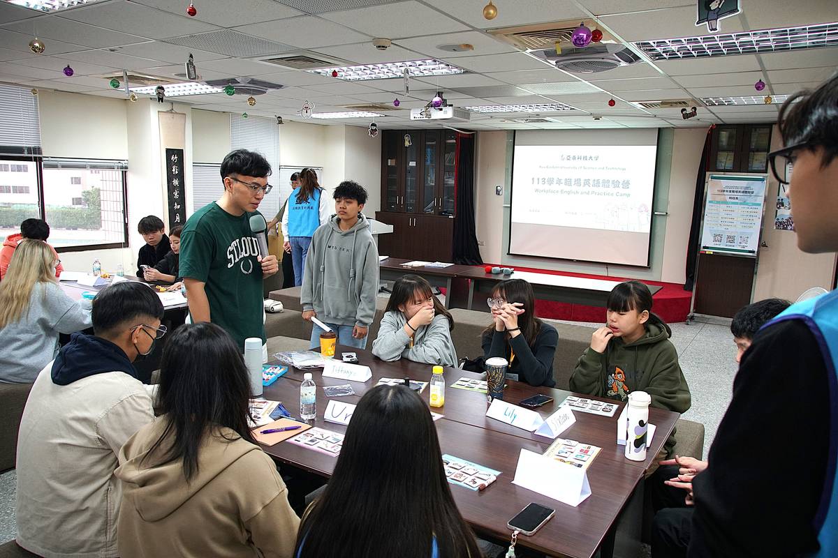 亞東科大梁興皇老師以遊戲互動的方式教授實用的職場英語表達