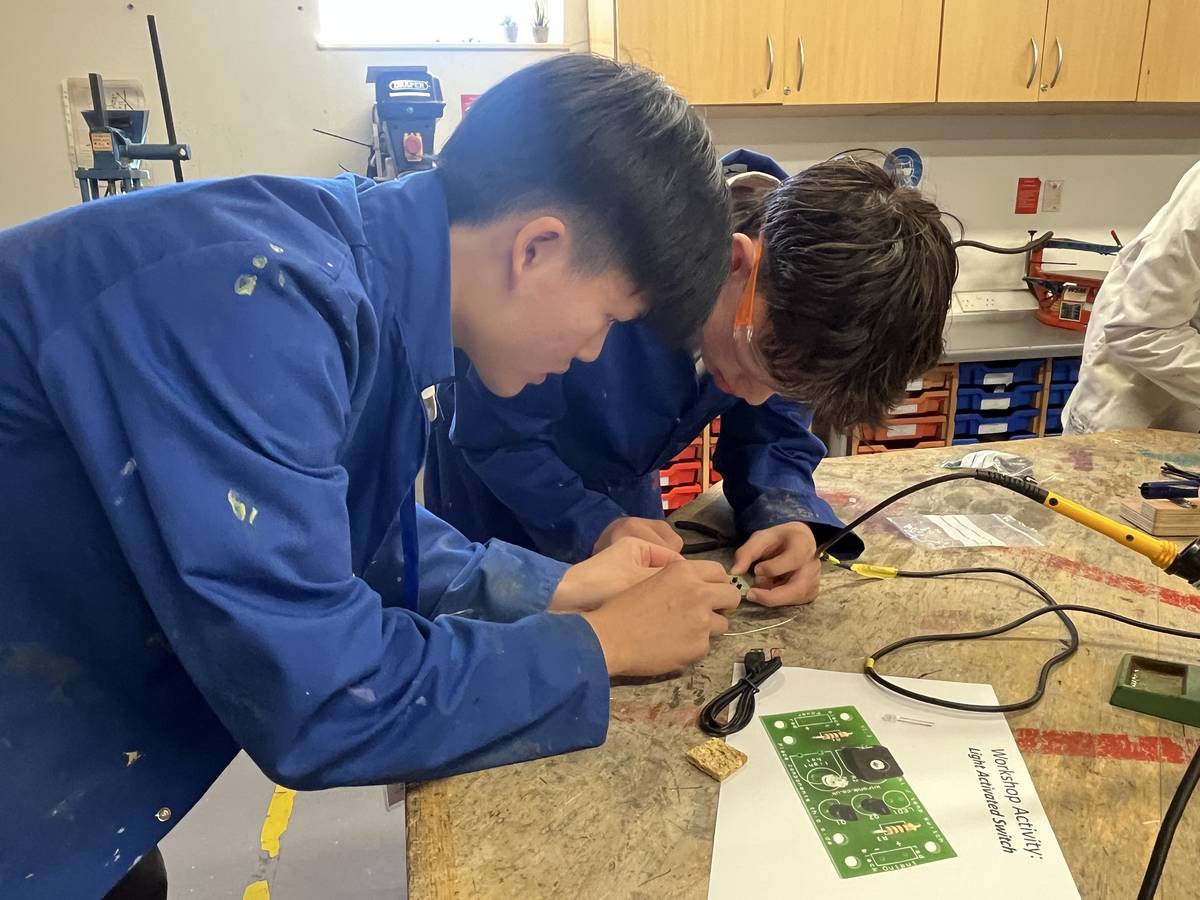 學生於Highgate School與該校學伴進行電路板實驗與專案共創