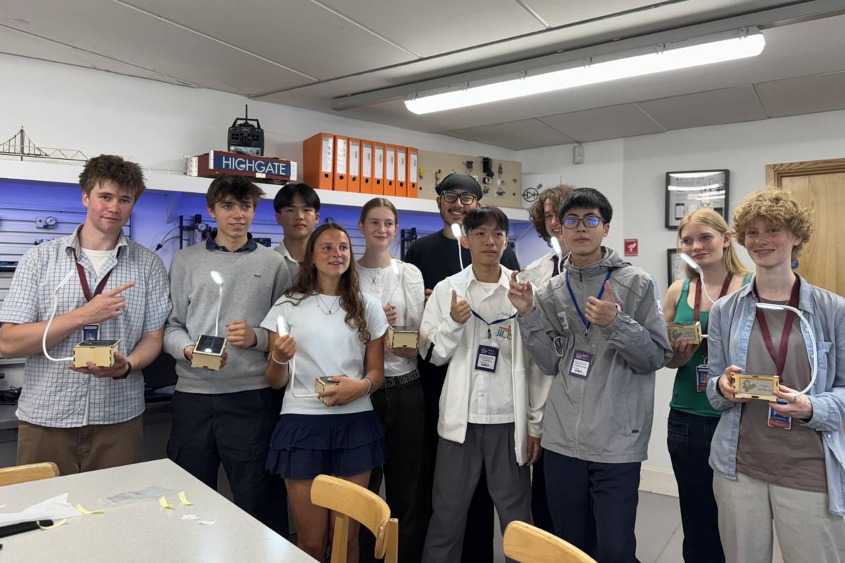 學生於Highgate School與該校學伴共創「太陽能燈箱」永續行動方案