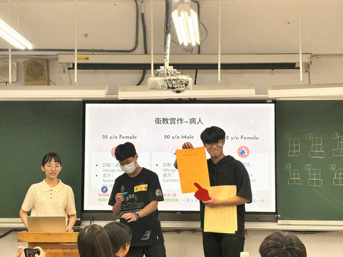 營隊學員與藥師一同設計衛教宣傳單，學習溝通與用藥知識