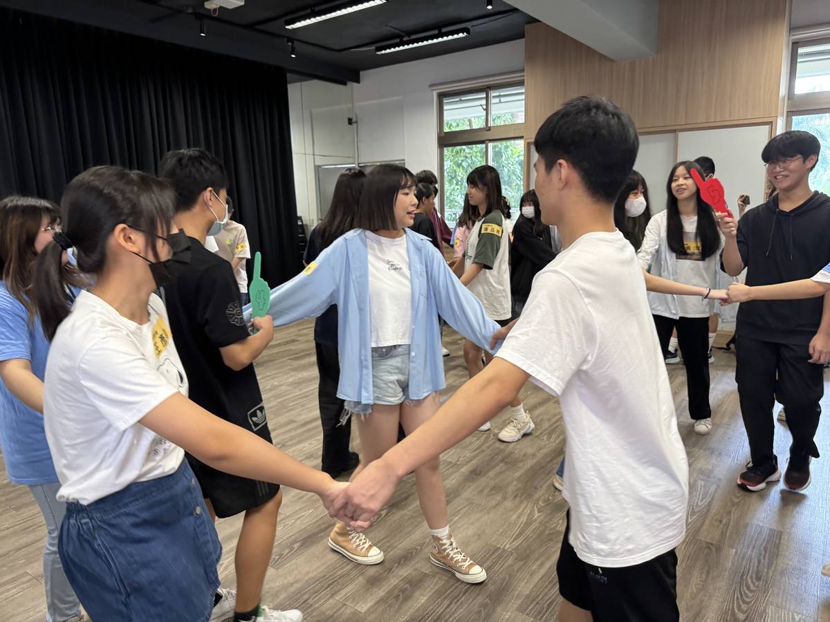 藉由戲劇治療師的引導同學進行戲劇活動，感受情緒與表達的力量