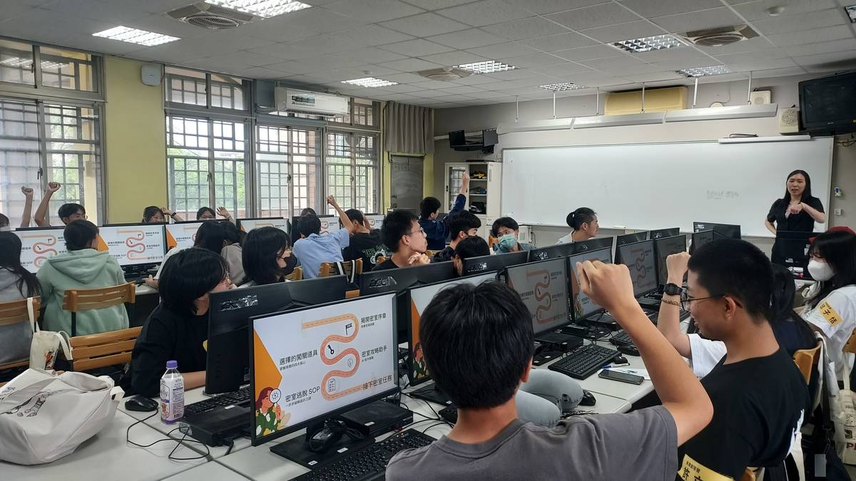 同學透過UIUX設計師實作介面設計的課程，了解使用者體驗與數位工具的應用