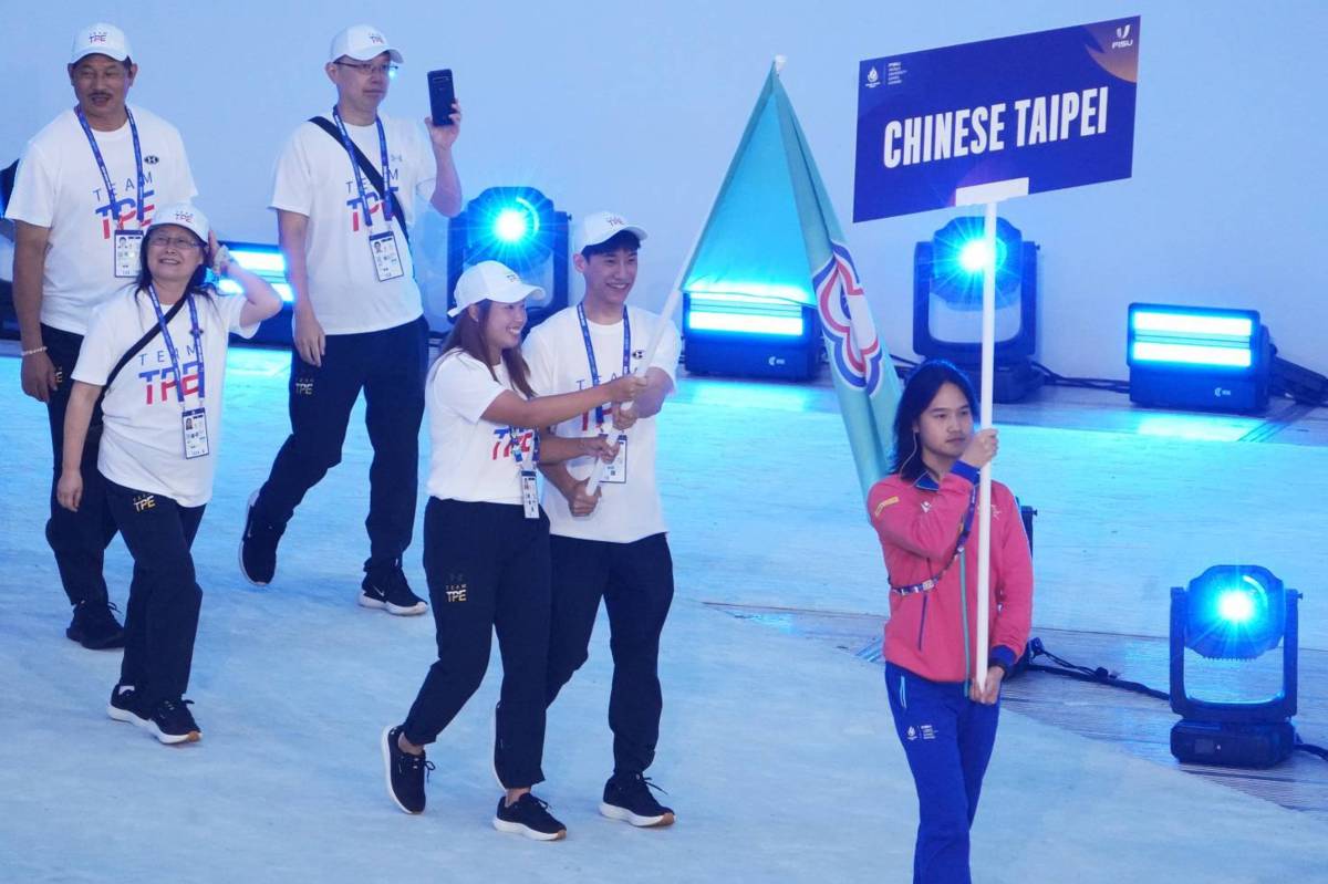 2025萊茵魯爾世大運開幕典禮於德國時間7月16日晚間舉行，我國代表團依英文代碼TPE於Ｔ組入場，並由擊劍好手陳弈通及網球女將楊亞依擔任男女掌旗官，帶領團隊入場。(體育署提供)