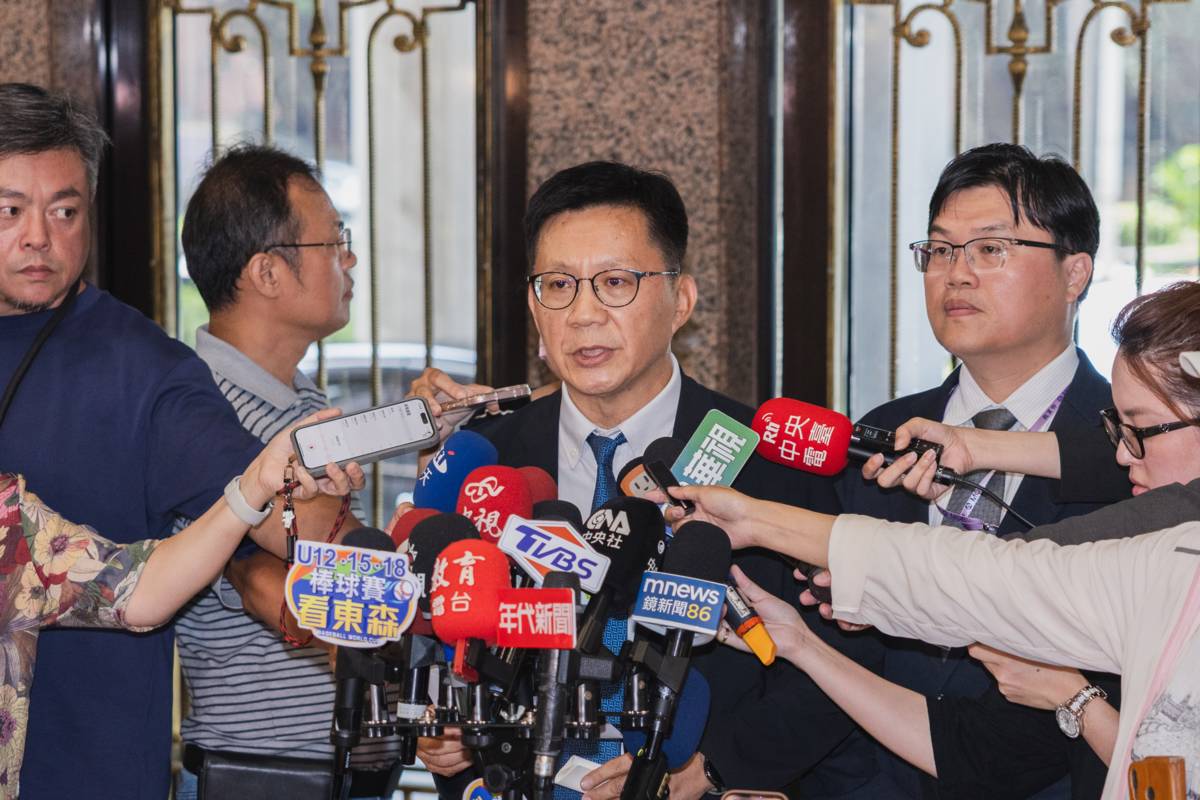 教育部政次張廖萬堅(中)與常次朱俊彰(右)