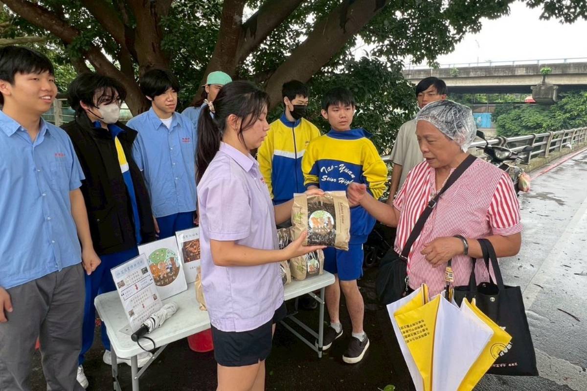 桃園高中學生擺攤推廣永續理念
