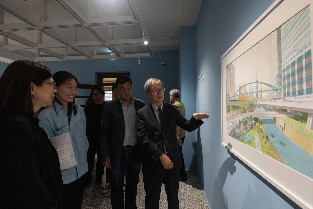 法國參展藝術家弗雷德里克•德朗格（Frédéric Delangle）創作的〈巴黎一臺北〉為《巴黎一世界》系列作品之一，文化部長李遠（右1）與共同創作者郭品彤（左2）交流彼此作品