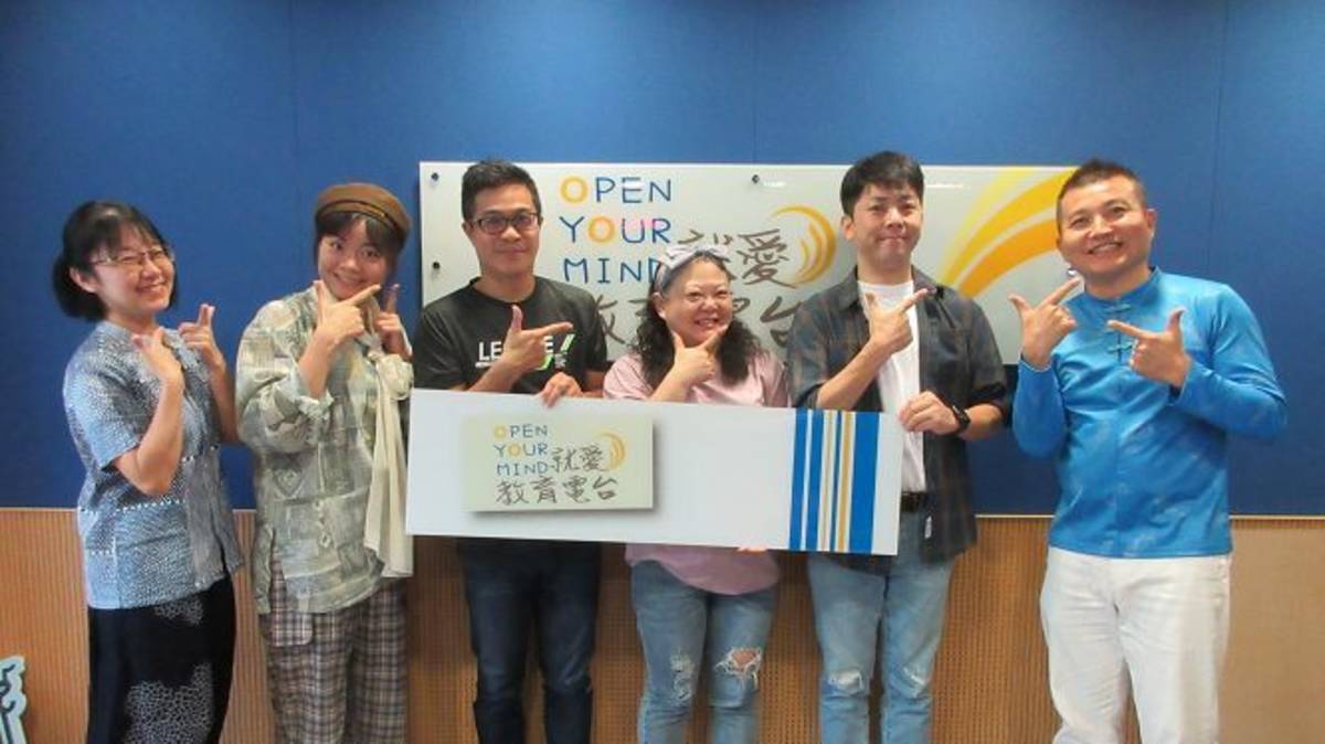 左起 節目主持人（臺中市西屯區長安國小何晴萍輔導組長、臺中市南區樹義國小陳巧孟老師）來賓（	臺中市家庭教育中心推廣教育組謝呈祥組長、臺中市家庭教育中心推廣教育組李欣宜老師、臺中市私立慈明高級中學烘焙食品科劉偉定老師）教育電台常罡。
