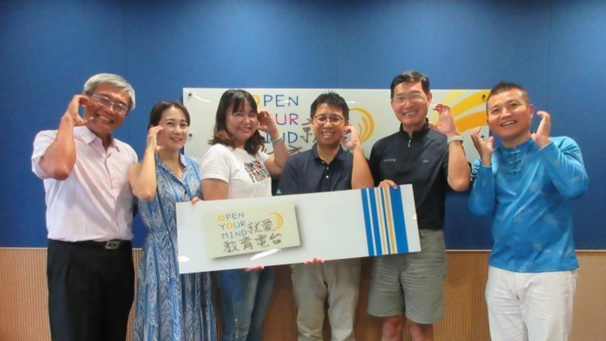 左起 節目主持人（豐原國小 廖皓圭 主任、廖雅彬 先生）來賓（和平區中坑國小張暒玟校長、外埔區鐵山國小陳克韋校長、大安區永安國小李永烈校長）教育電台常罡。