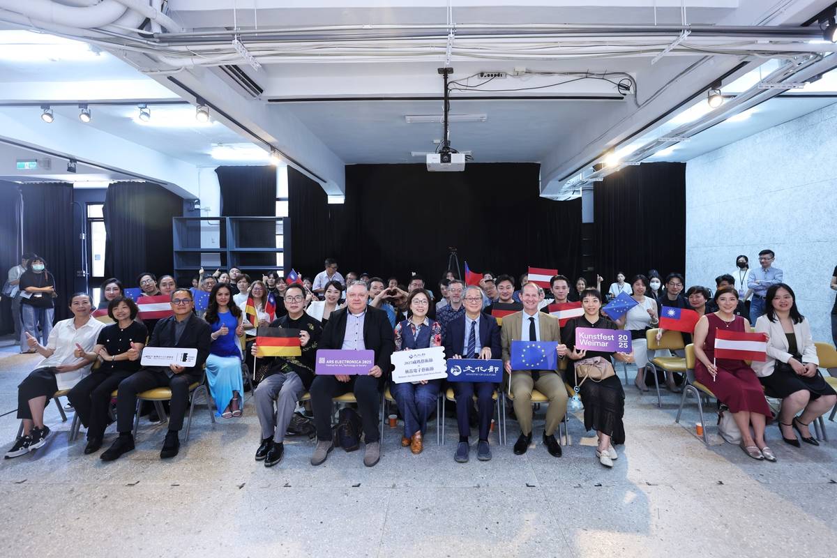 文化部長李遠（右5）、奧地利駐台辦事處處長何士誠（左5）、歐洲經貿辦事處處長谷力哲（右4）等與代表臺灣參加「2025威瑪藝術節、林茲電子藝術節」演出團隊合影