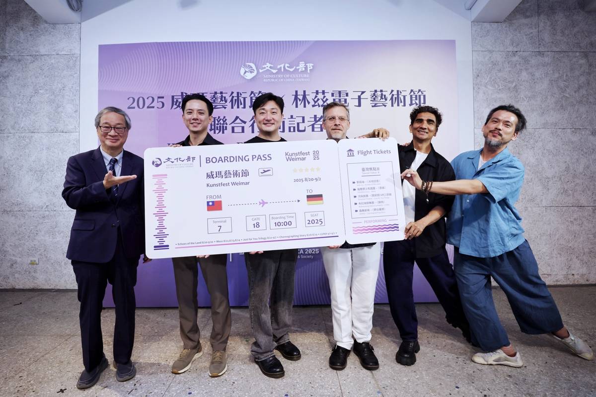 文化部長李遠（左1）頒贈機票，祝福劉辰岫（左2起）、 FOCASA馬戲團、河床劇團、布拉瑞揚舞團、驫舞劇場陳武康等5組團隊出國演出一路順風、順利圓滿