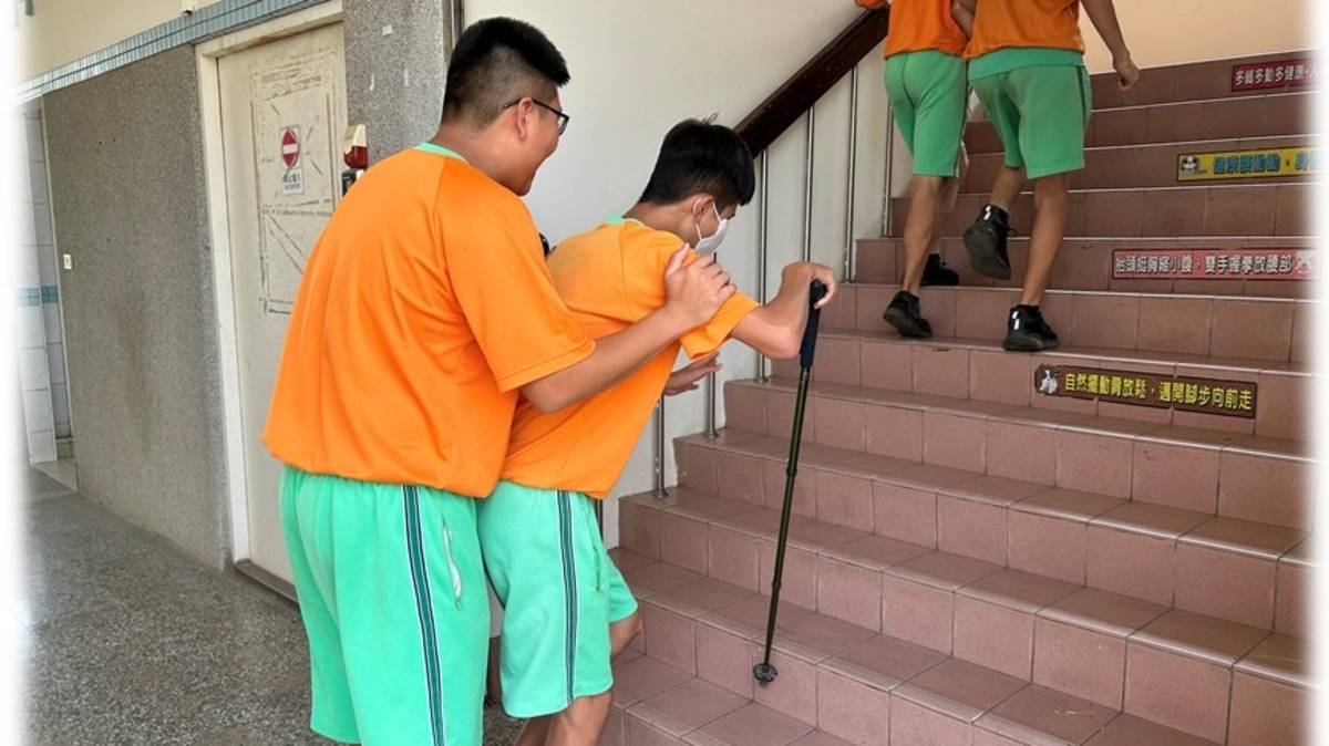 112學年度視力保健績優學校-優等-屏東縣萬丹鄉萬新國民中學-體驗盲人活動