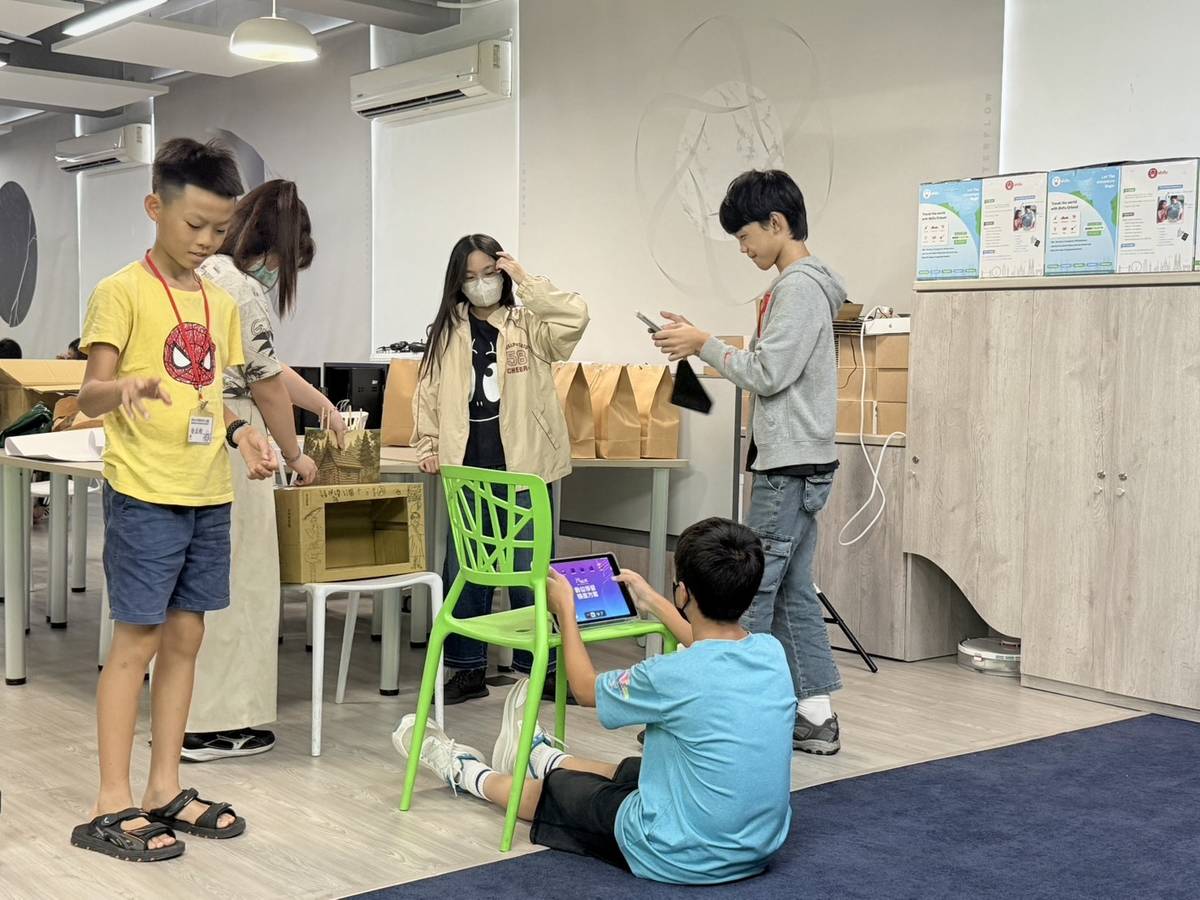 學生用AI打造故事箱劇場