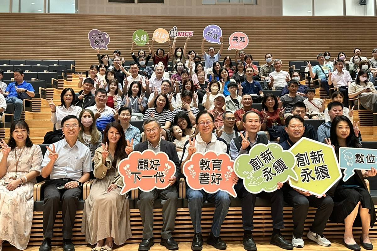 「2025暑期科普大師講座」系列活動首場講座大合影 (桃市教育局提供)