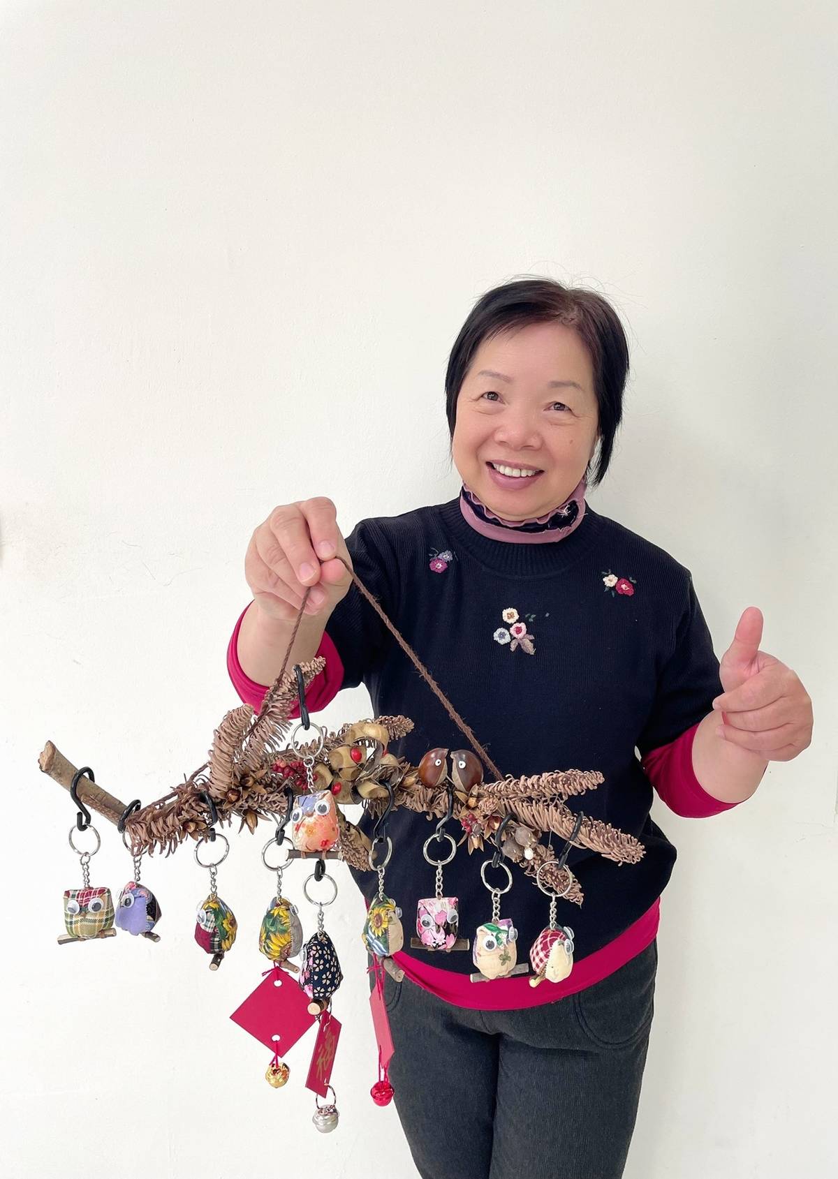 葉瑞珠校長親手製作貓頭鷹吊飾送給孩子，象徵每個孩子都是獨特的個體(教育部提供)