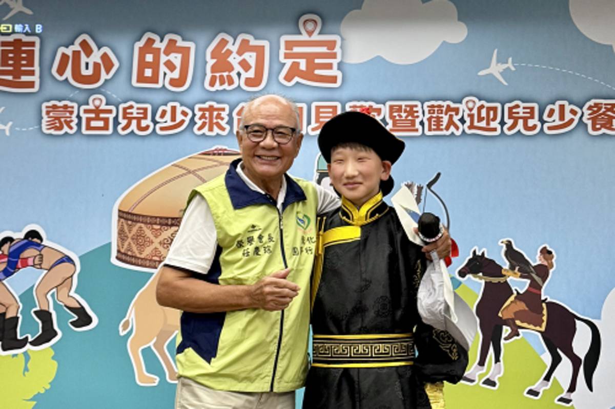 國外認養人莊慶琮先生與認養童—圖布新巴亞爾首次相見，見證 15 年真摯緣分。