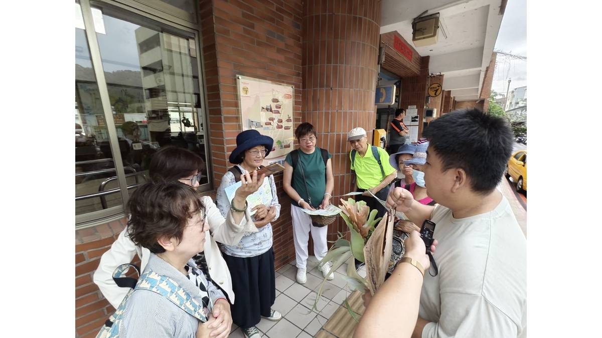 三義火車站聚集霧鹿奇途旅人團(右一，謝人傑)