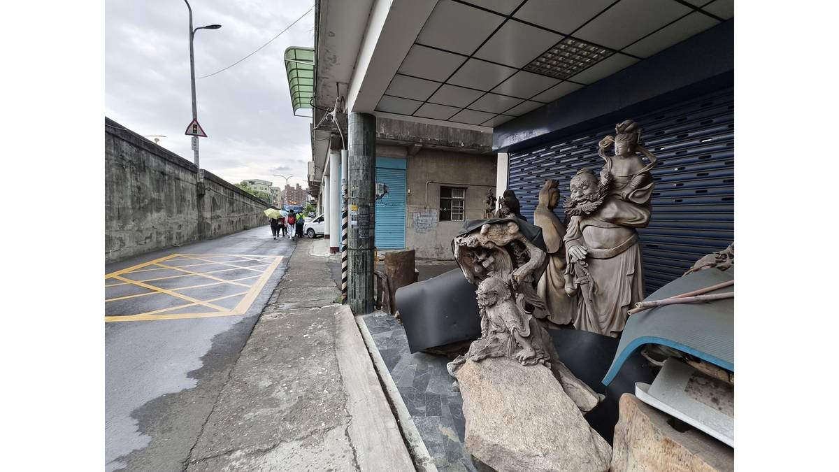 三義路邊人家，放置斑駁大型木雕