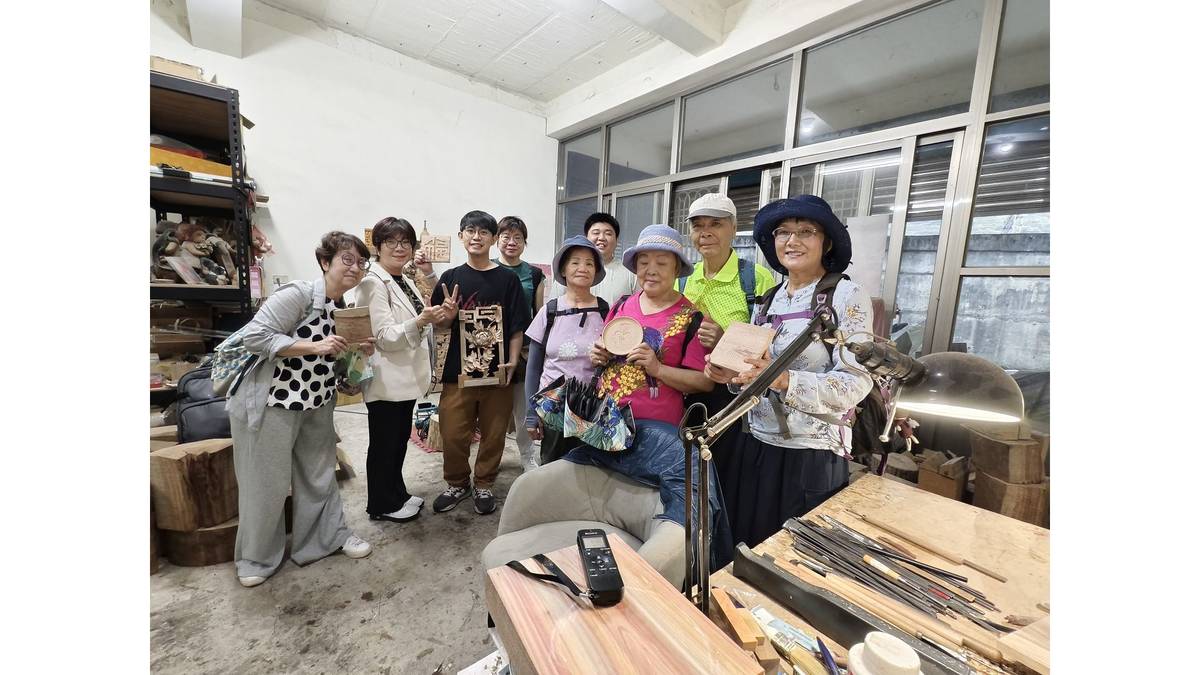 新竹人84年次王佑昇(左三)在三義開了一家木雕工作室