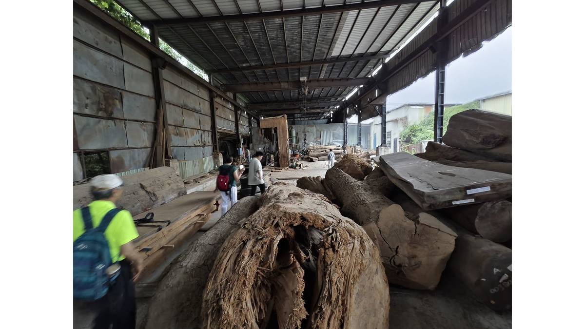 三義巨象製材所，原整場原木堆至三層樓高，今寥寥無幾，光景不復返。