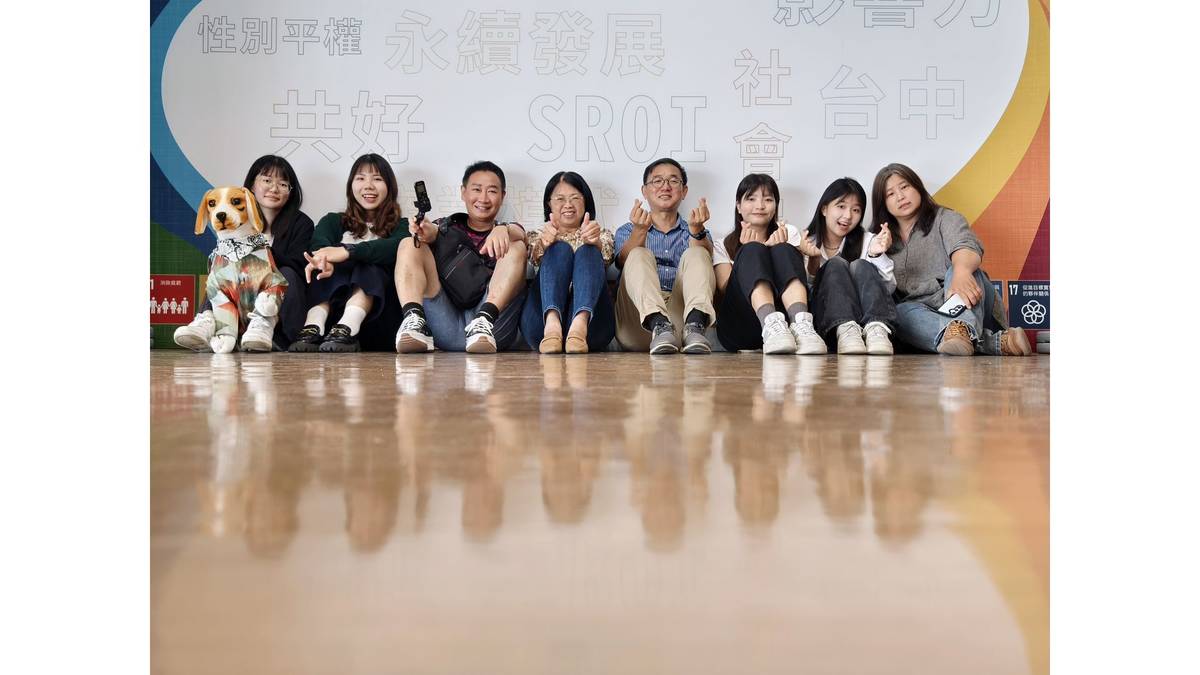 再寵生活團隊與台中市政府社會局科長 陳麗華、魏彰志博士合影。攝於台中社會創新實驗基地。