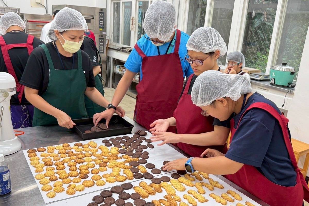 臺北市立啟明學校辦理烘焙夏令營，提供基礎烘焙課程