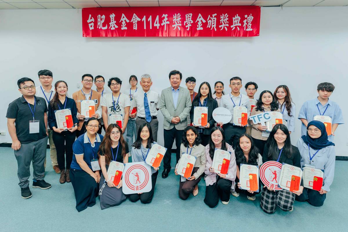 台肥公司捐贈60萬元專款支持臺科大，嘉惠20名就讀於化學工程系、材料科學與工程系及應用科技研究所的學生。(台灣肥料股份有限公司提供)
