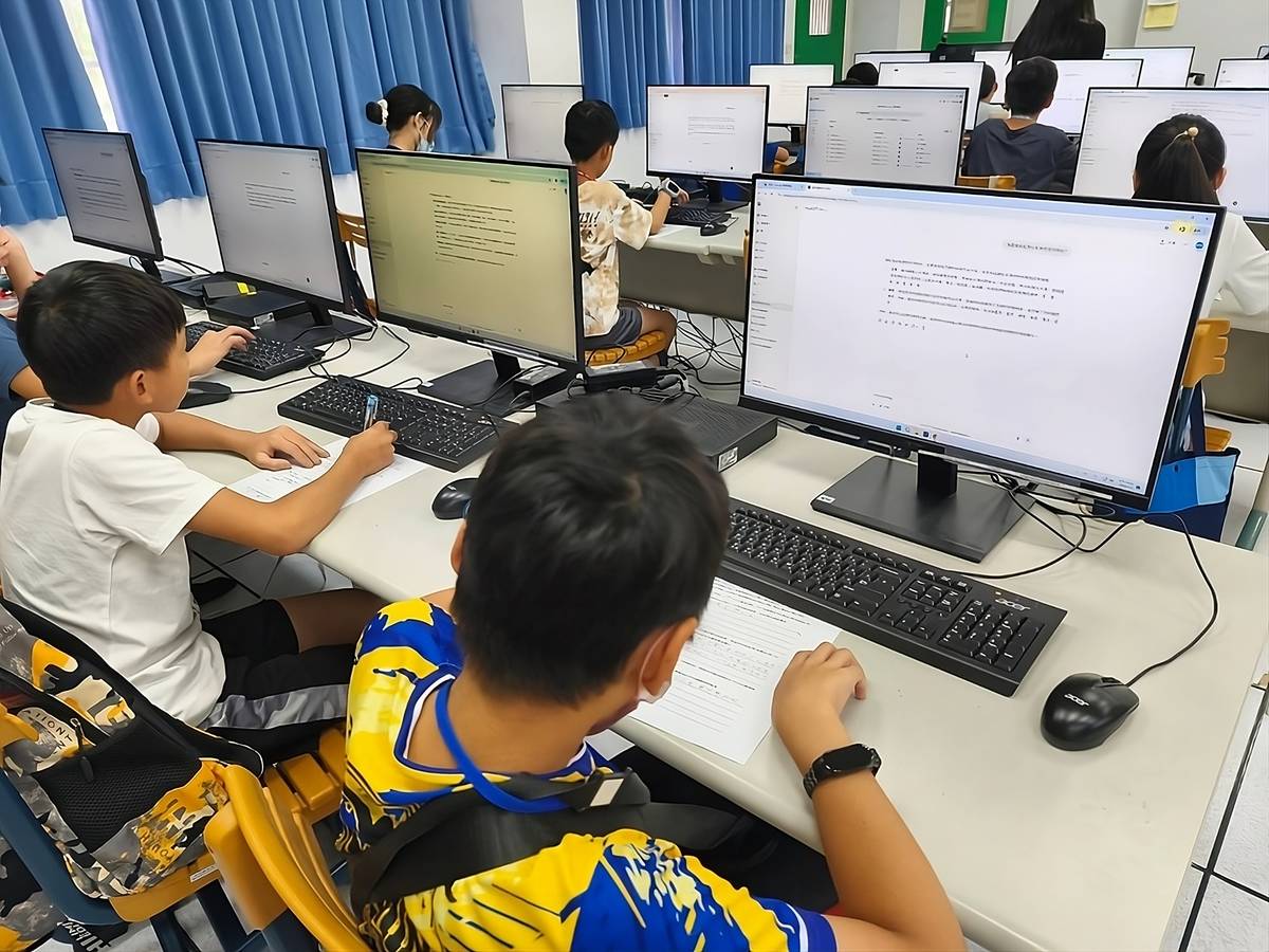 學生運用 AI 工具進行創意構想延伸與圖像分析-橫式