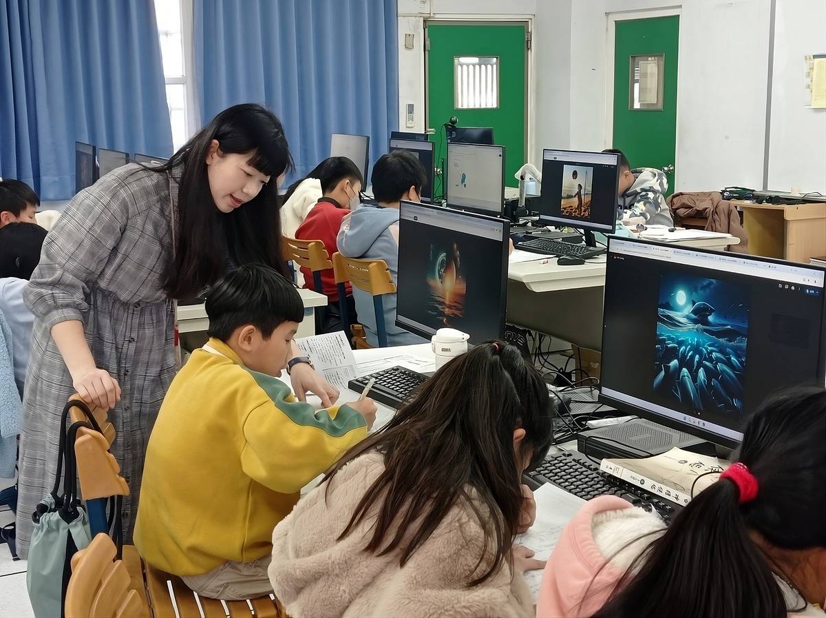 教師指導學生運用AI圖像生成工具進行構想發展與創意書寫