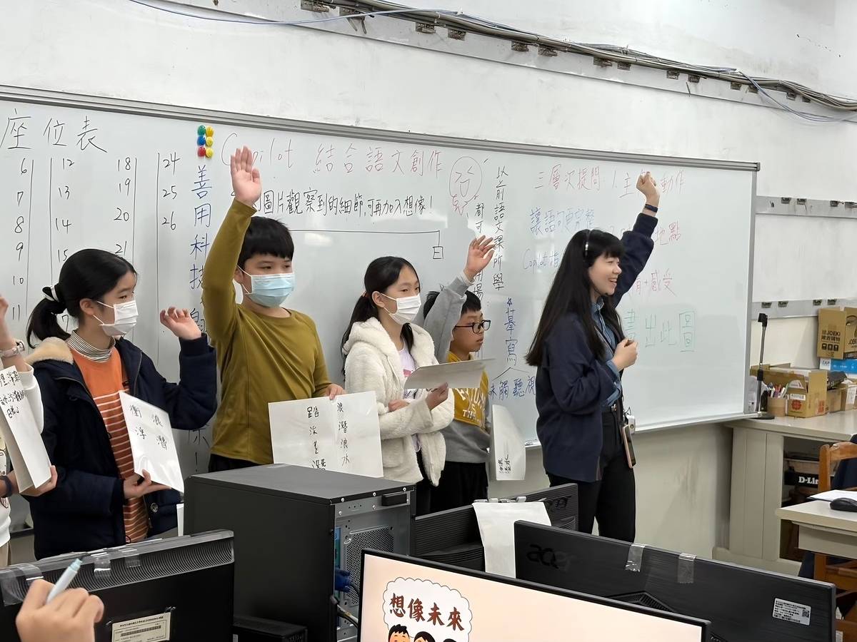 學生於 AI 應用課堂中積極參與構想發表與互動討論