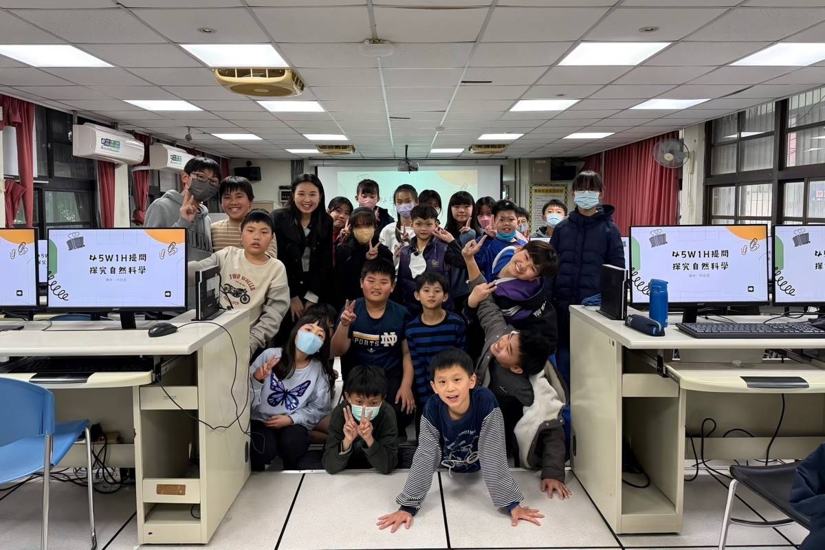 學生參與AI課程後開心合影，展現學習成果與團隊精神