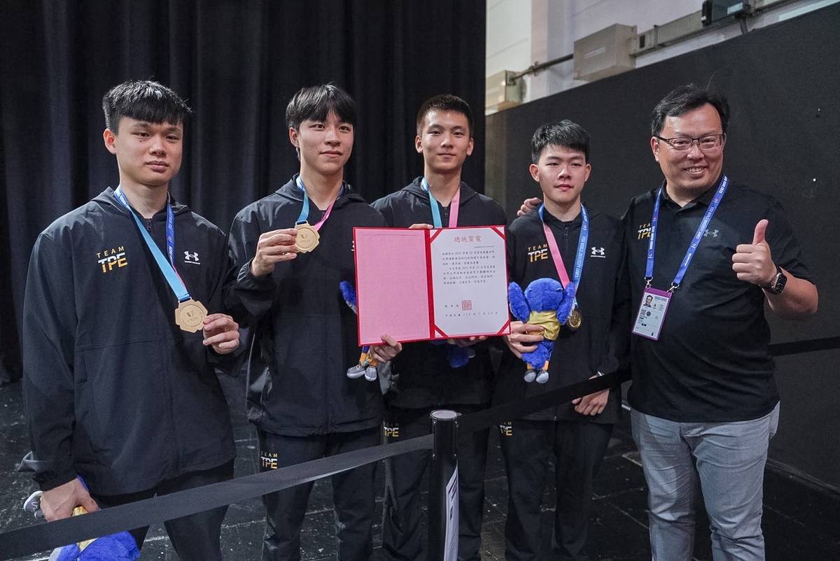 鄭世忠署長在比賽現場頒發總統賀電給萊茵魯爾世大運桌球男團