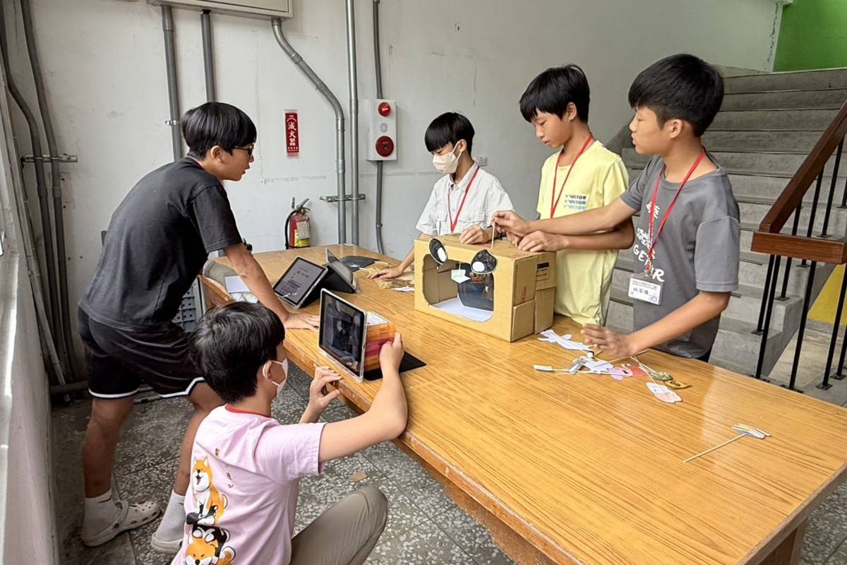 學生用AI打造故事箱劇場