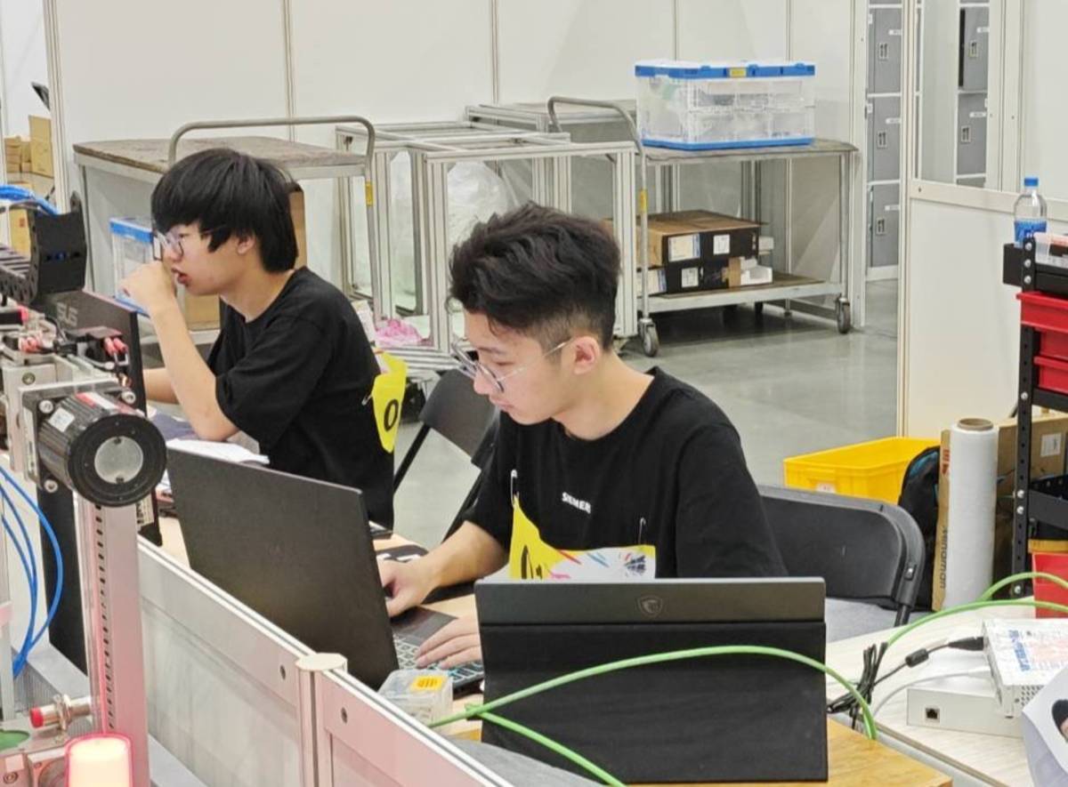 南港高工學生金盛湧、張庭嘉在第55屆全國技能競賽上榮獲工業4.0職類金牌