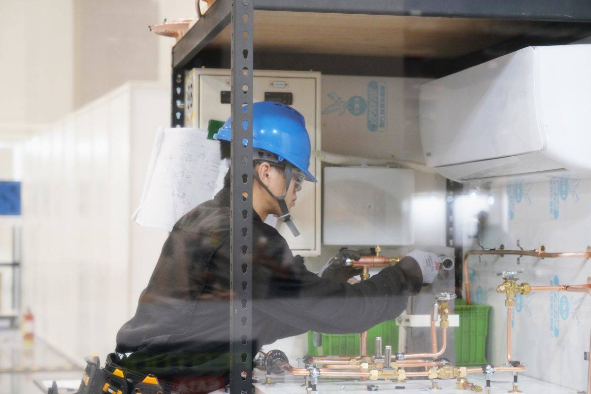 南港高工學生黃柏凱在第55屆全國技能競賽上榮獲冷凍空調職類金牌