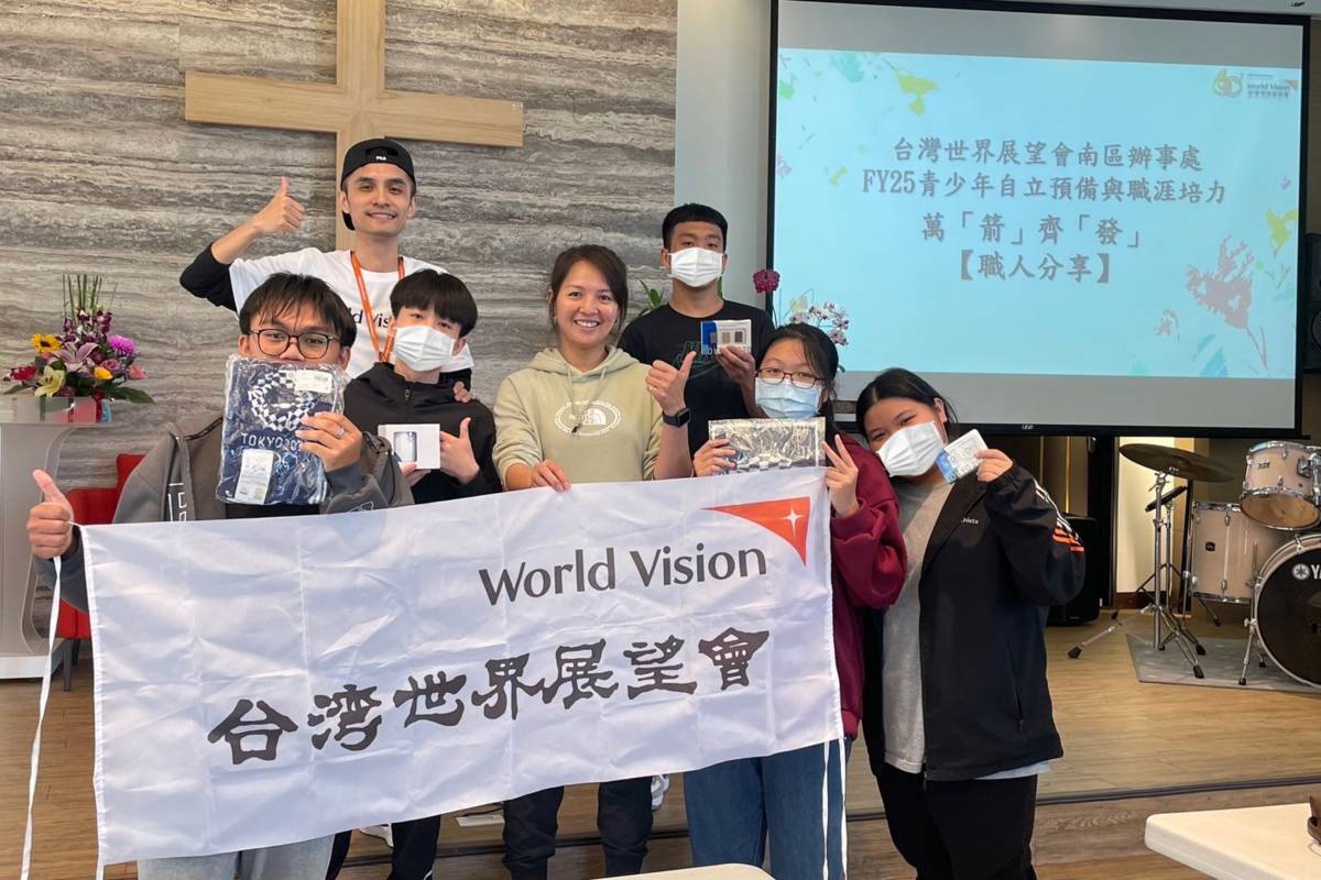 展望會服務兒少與奧運國手林佳恩合照 