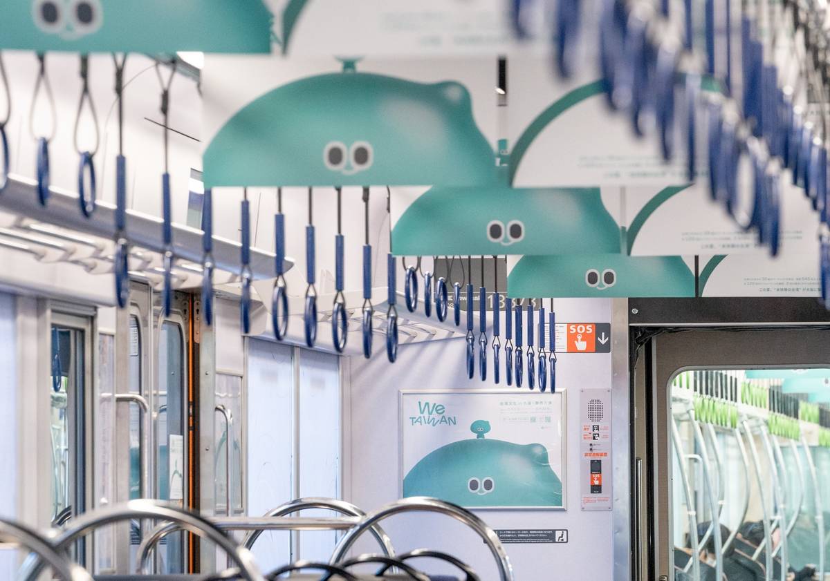 京阪電車上的拉環吊牌、實體及數位的廣告板上，佈滿一隻隻超Q彈的a-We。(文化部提供)