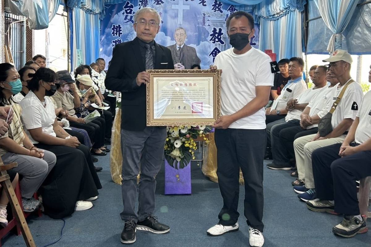 文化部文化資產局長陳濟民（左）代表頒贈文化部旌揚狀，由江清坤兒子陳耀祖（右）代表受贈，表彰江清坤一生致力於排灣族歌樂enelja保存與傳承之貢獻。(文化部提供)