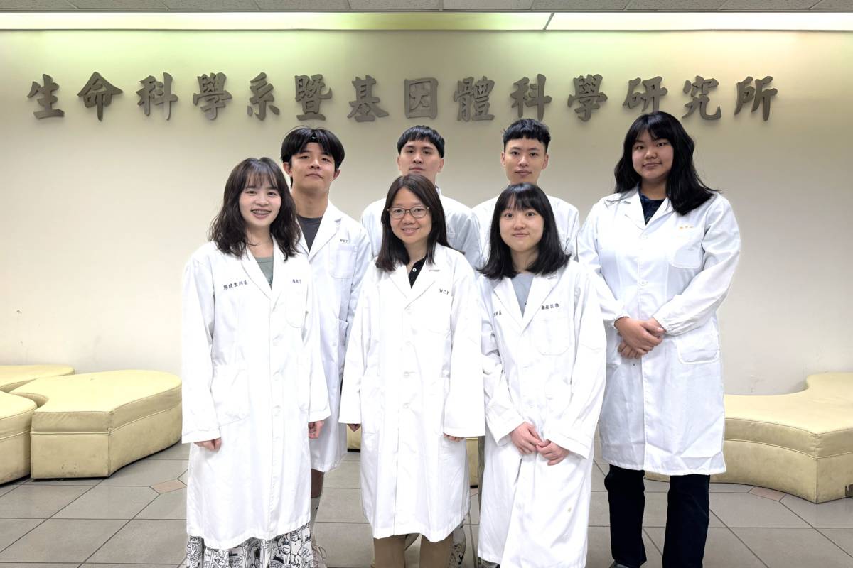 陽明交大生命科學系暨基因體科學研究所助理教授袁維謙(前排中)研究團隊。(陽明交大提供)