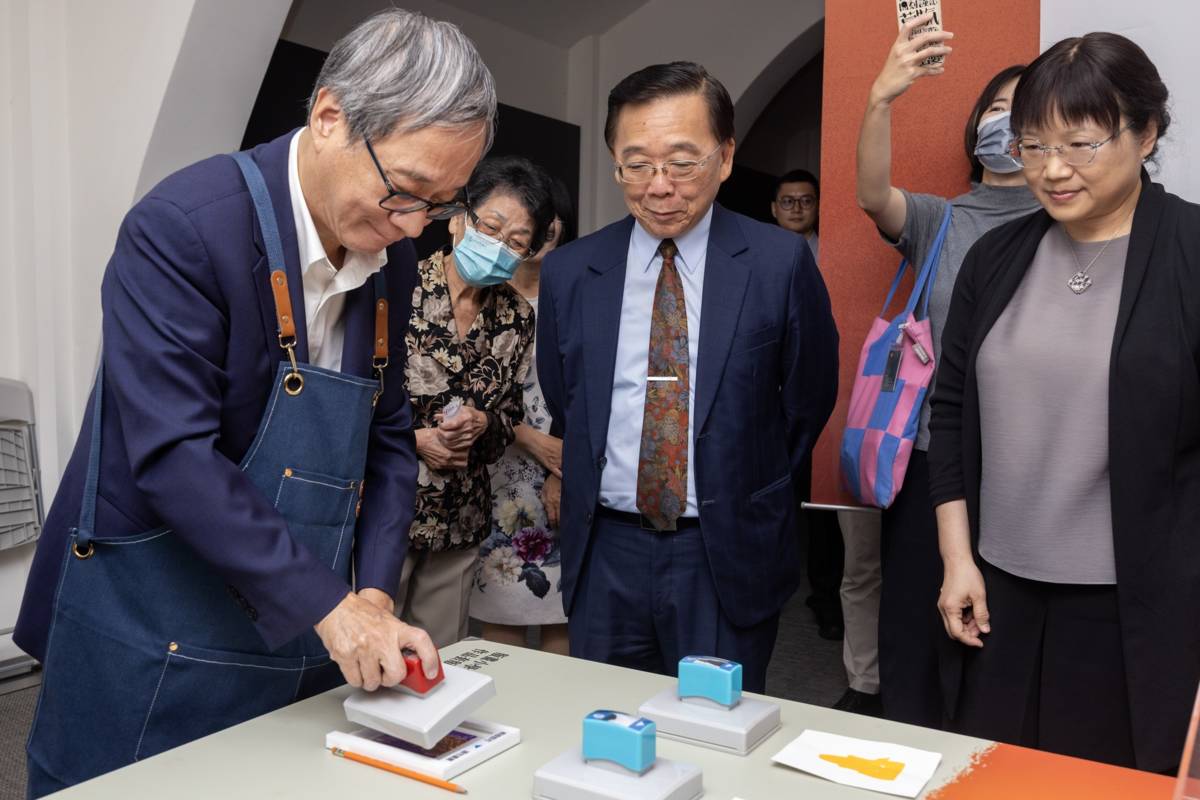 「版畫小學堂」展區規劃作品套版體驗，文化部長李遠（左1）化身為藝術家，打造自己的套印作品。(史博館提供)